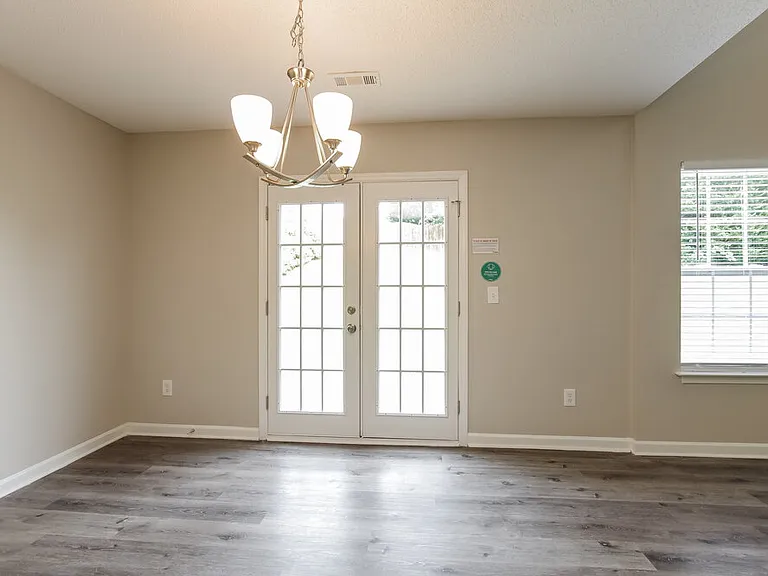 555 River View Dr — Photo 7
