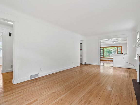 5th image of 1008 Cambridge Dr