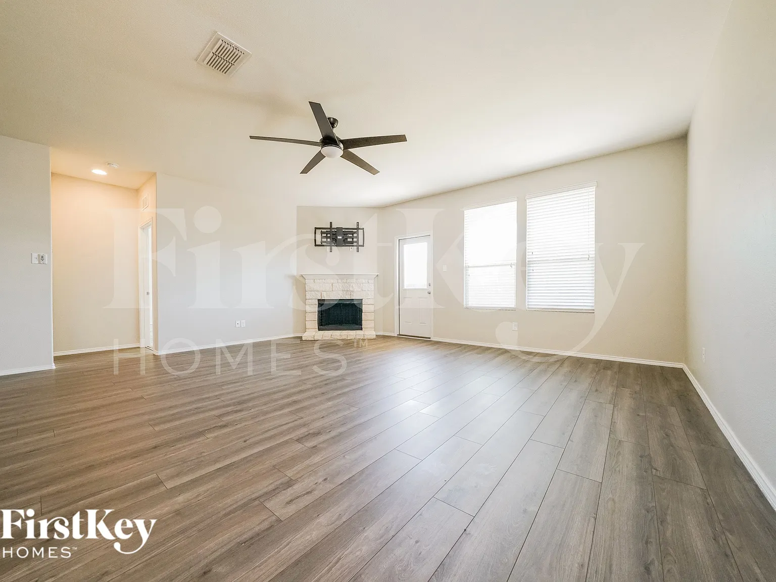 3 bed, 2.0 bath, 2154 sqft, $1,950 — Photo 2