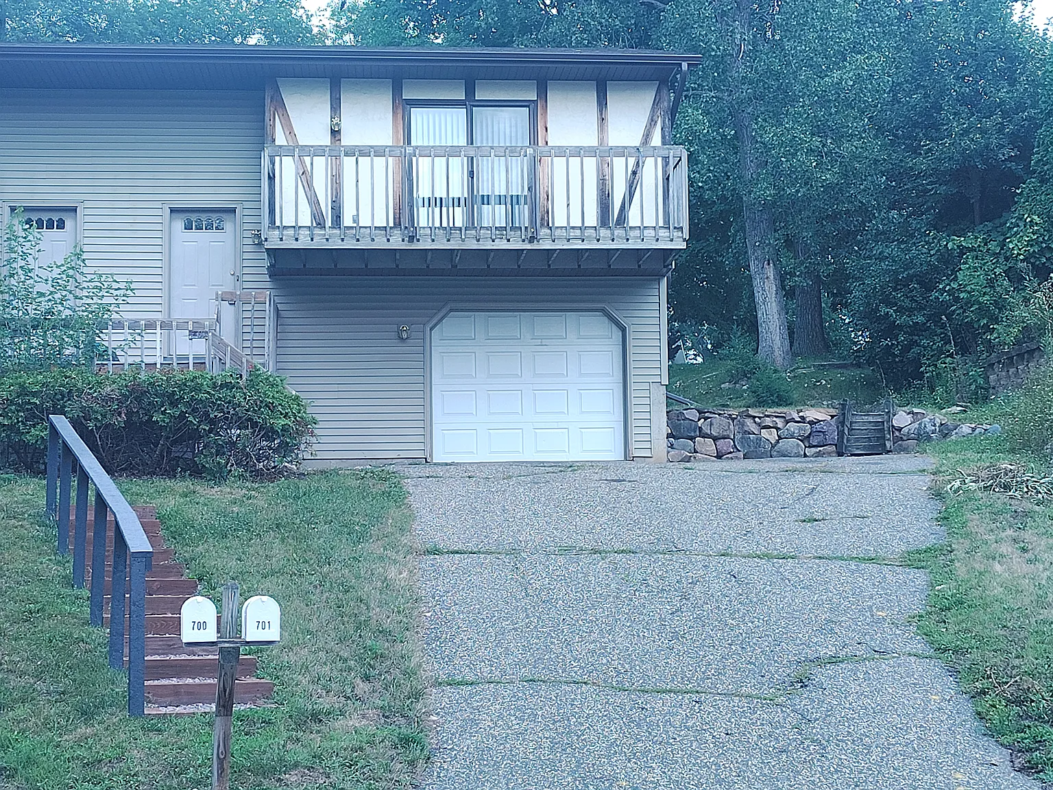 3 bed, 1300 sqft, $1,800 — Photo 1