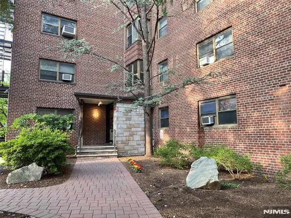 411 Park Pl APT 3B, Fort Lee, NJ 07024