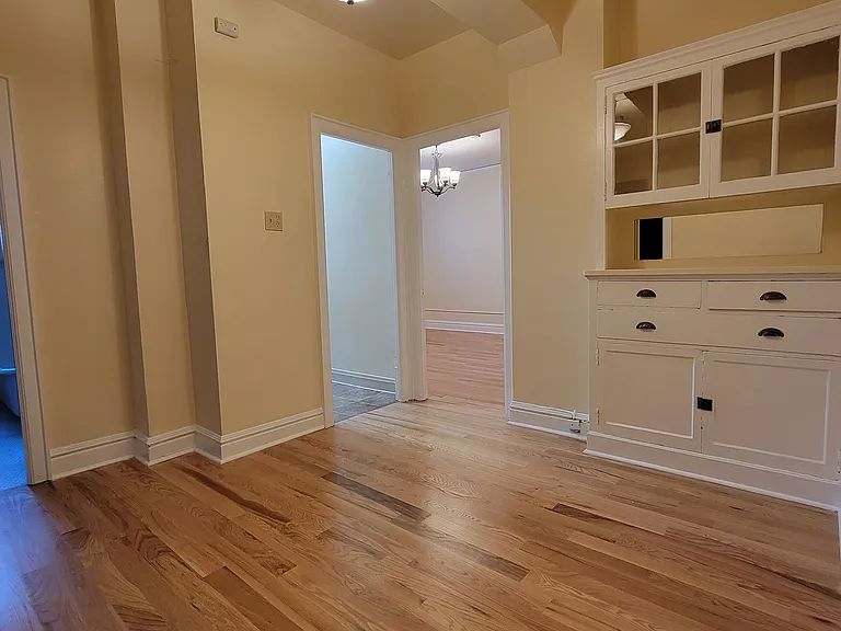 Chateau Apartments — Photo 8