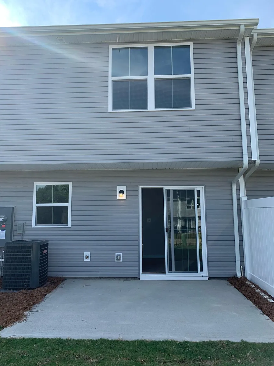Building Photo - Fernside Ct