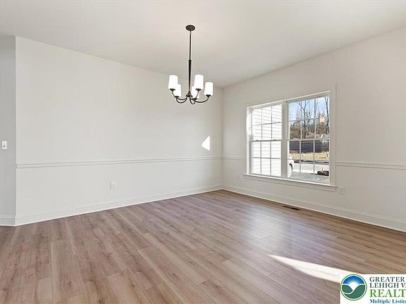 4th image of 25 Lillian Ct #10