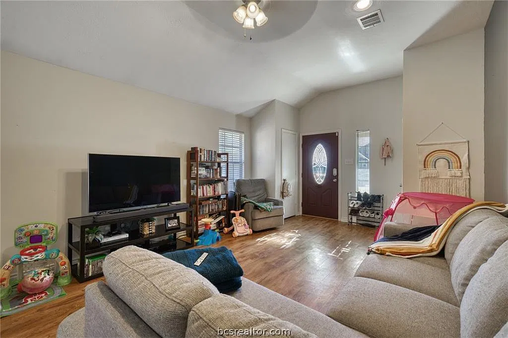 3 bed, 1182 sqft, $1,900 — Photo 3