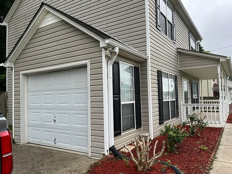 979 Hunt Rd — Photo 2