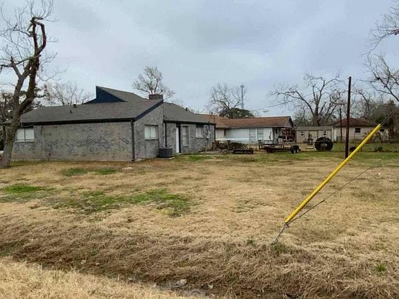 2nd image of 257 San Saba St