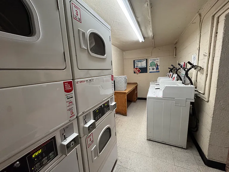 Community Laundry (4 washers, 4 dryers)