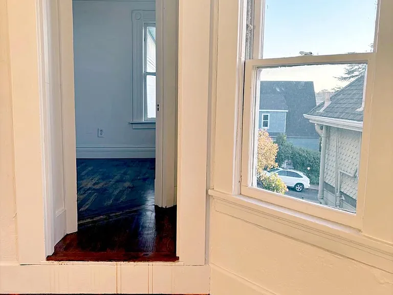 708 York St — Photo 7
