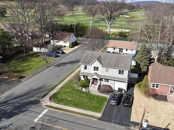 4th image of 122 Kipling Ave