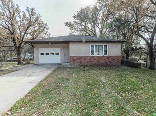 303 E Eldora Ave, Weeping Water, NE 68463