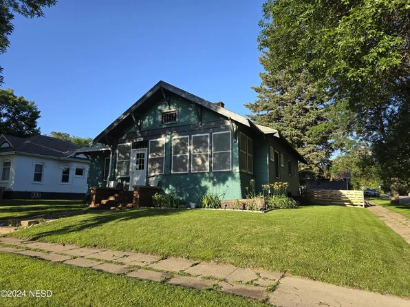 402 3rd St NE, Watertown, SD 57201