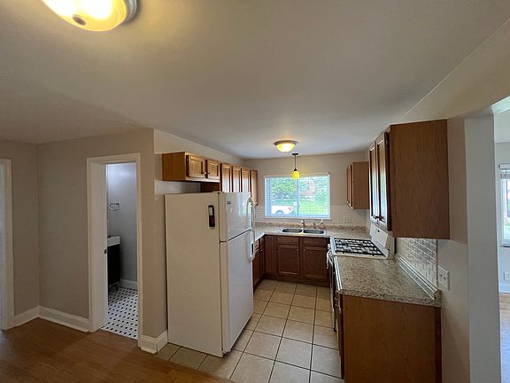 5th image of 4400 Raceview Ave