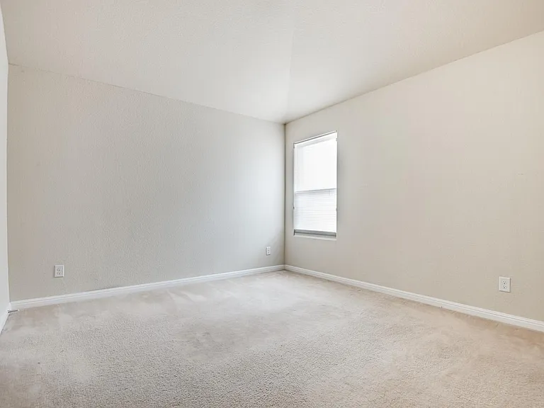 562 White Cyn — Photo 19