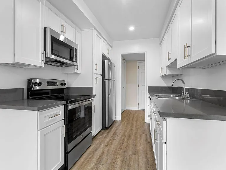 Lombardi Apartments — Photo 57