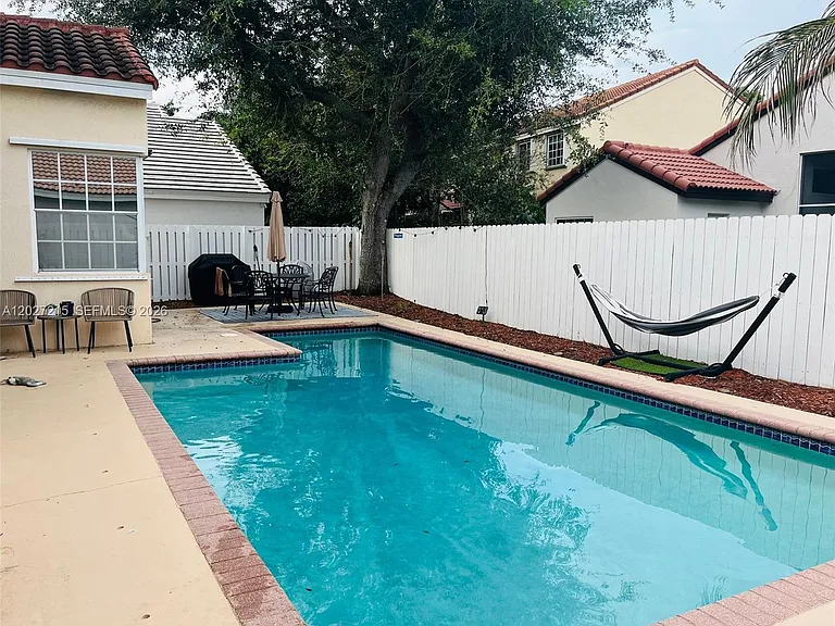 300 Cameron Dr — Photo 27