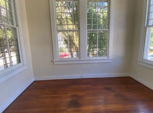 2BD/1BA with natural light, hardwood floors, off street parking STEPS from Campus, New Orleans, LA 70118