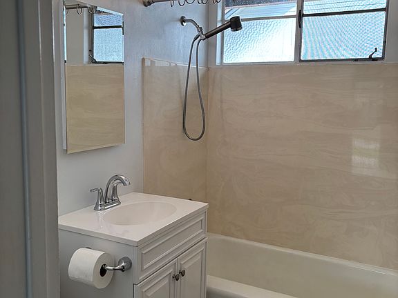 3rd image of 629 W California St APT 6