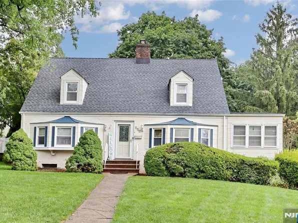 137 Manhattan Ave, Waldwick, NJ 07463
