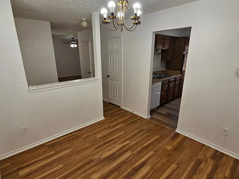 1400 Darr St #C — Photo 8