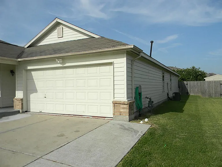 7930 Ginger Park Dr — Photo 3