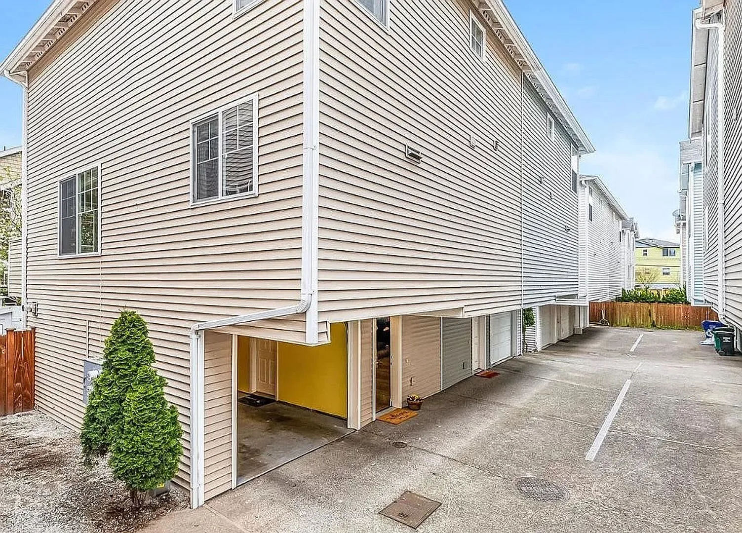 Nice 3 beds/ 2 baths Townhouse In Greenwood! — Photo 1