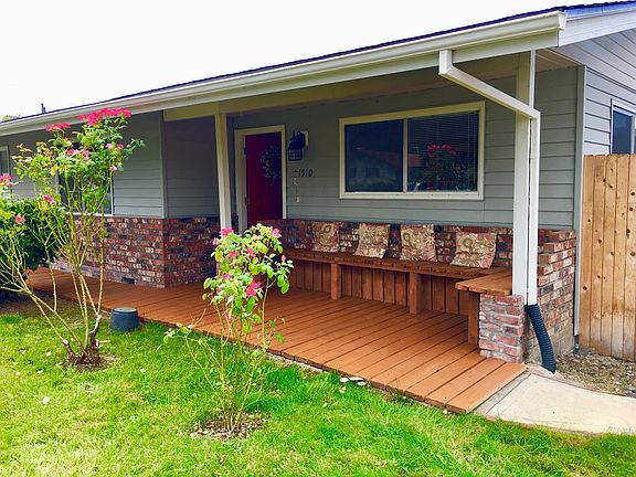 Front Deck Built-In Seating