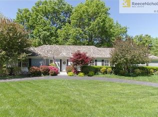 8900 Wenonga Rd, Leawood, KS 66206