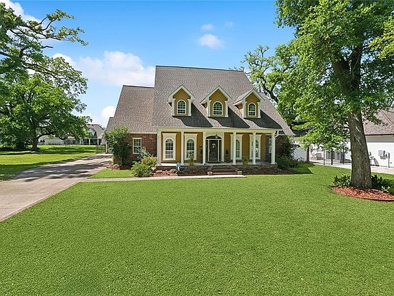 2nd image of 161 Avenue Of Oaks