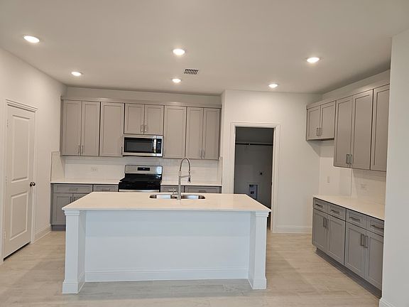 5th image of 629 Verona Dr