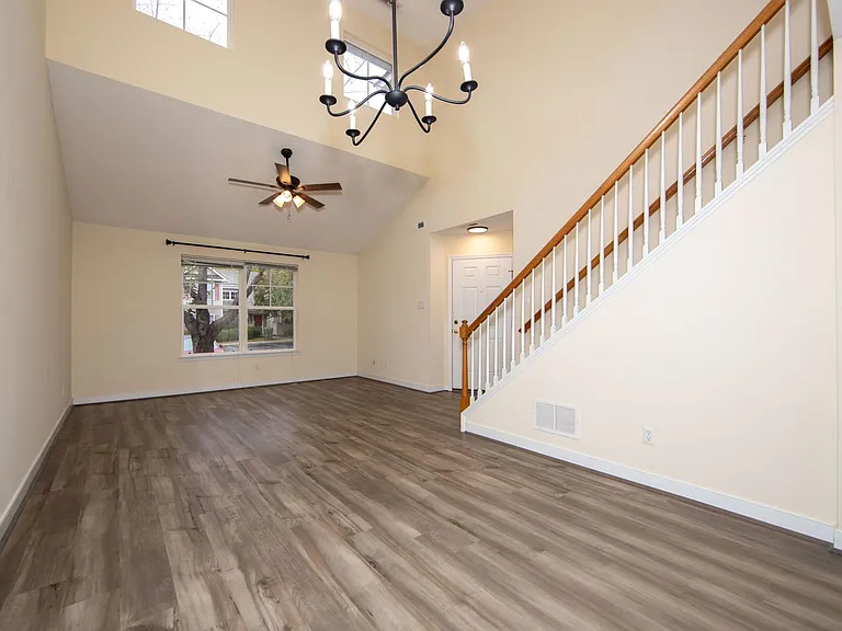 1506 Woodland Ct — Photo 2