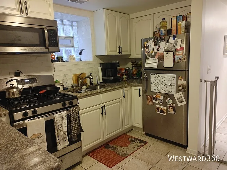 2102 W Belle Plaine Ave #G — Photo 6