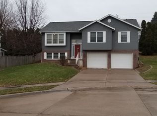 4920 Main Ct, Davenport, IA 52806