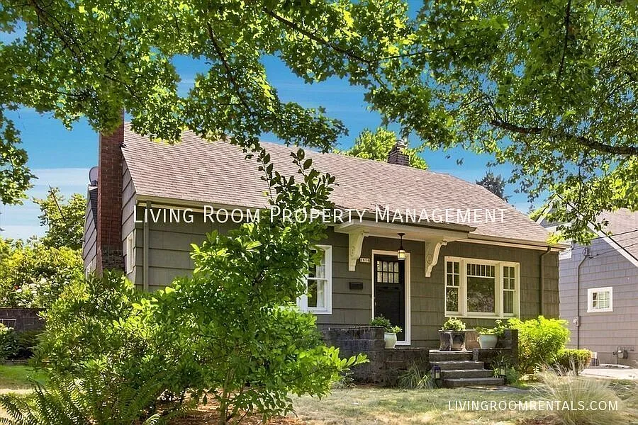 Grant Park bungalow w/Room to Live, Work, Play & Gather — Photo 3