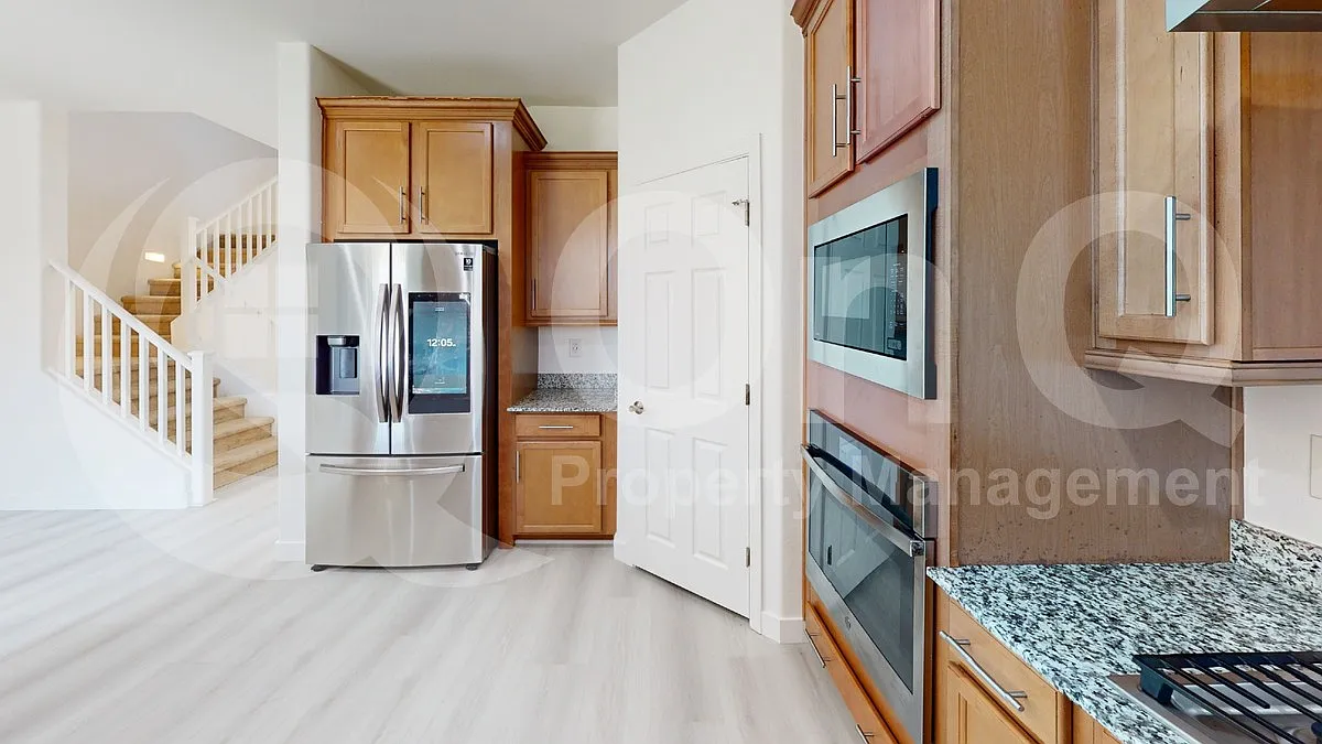 5 bed, 3.0 bath, 3300 sqft, $3,000 — Photo 4