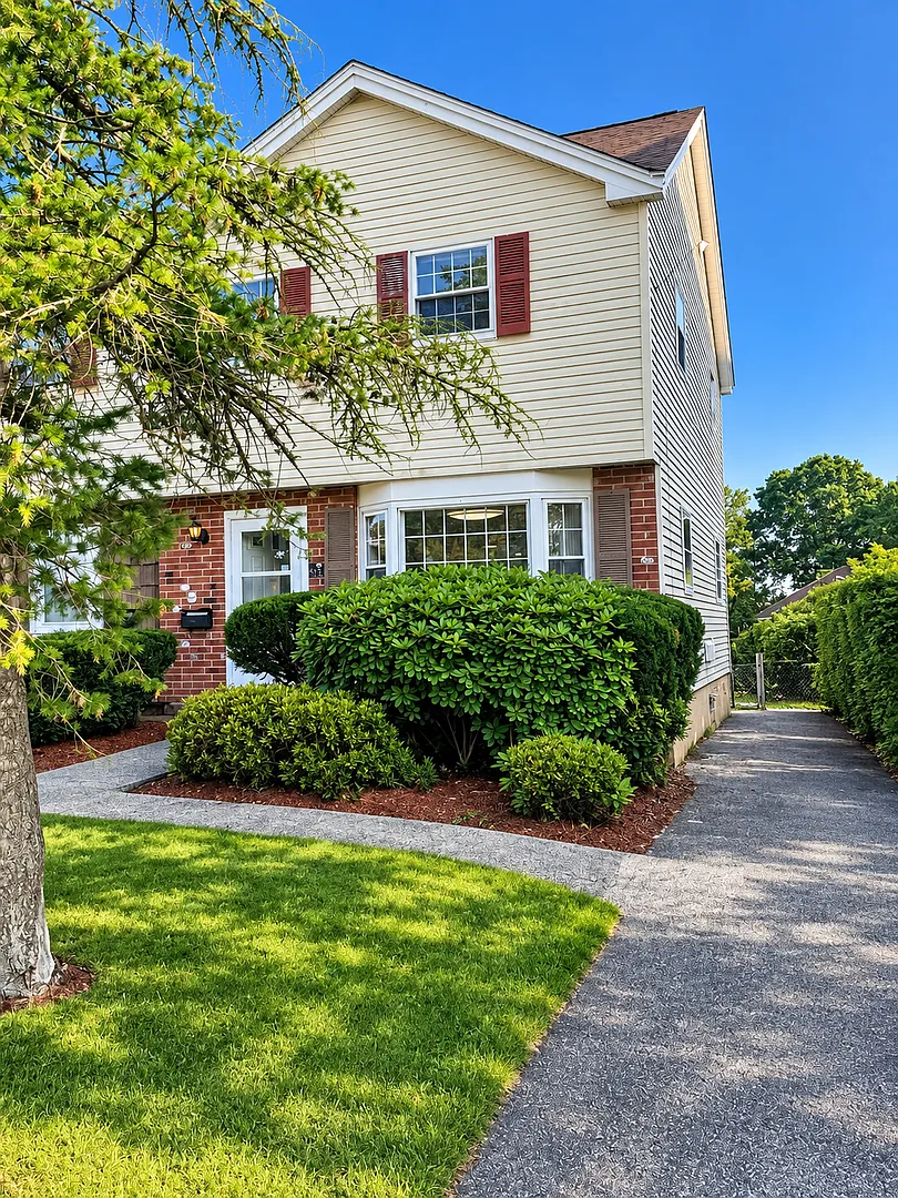 Welcome to 238 Mount Vernon Street a spacious 3-bedroom, 1.5-bath apartment in Lawrence, Massachu... — Photo 1