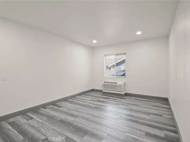 14335 Hamlin St — Photo 18