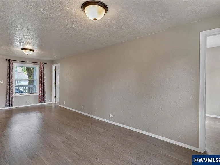 162 Ecols St N — Photo 6