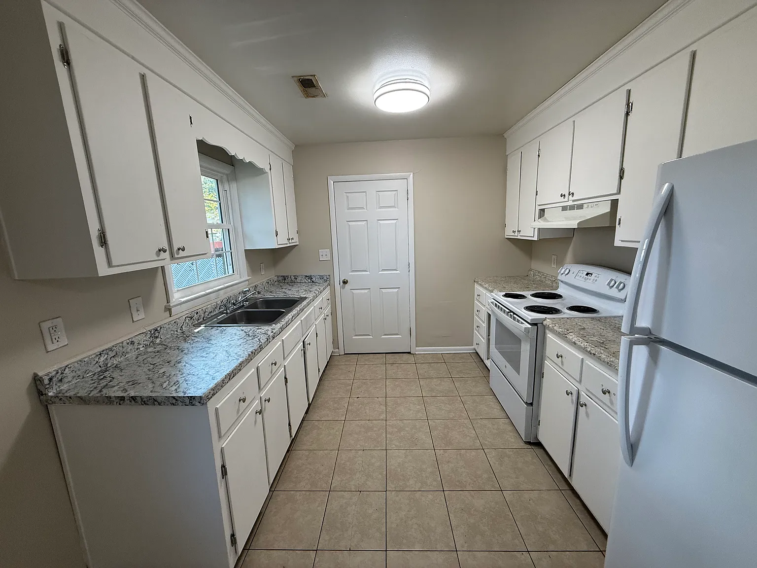 3 bed, 1.5 bath, 1272 sqft, $1,595 — Photo 3