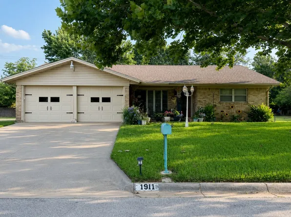 1911 Cypress Ct, Gainesville, TX 76240