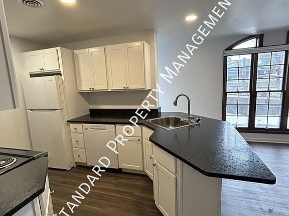 3rd image of 215 Humboldt Pkwy #B2