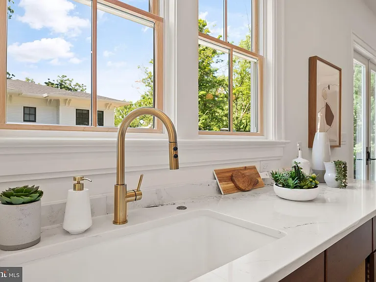 5022 Cathedral Ave NW — Photo 8