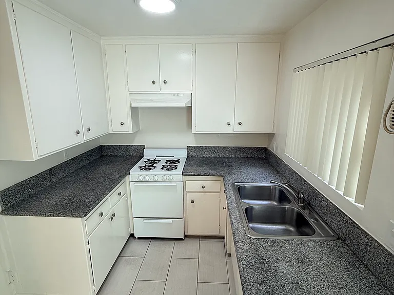 5233 Riverton Ave #4 — Photo 8