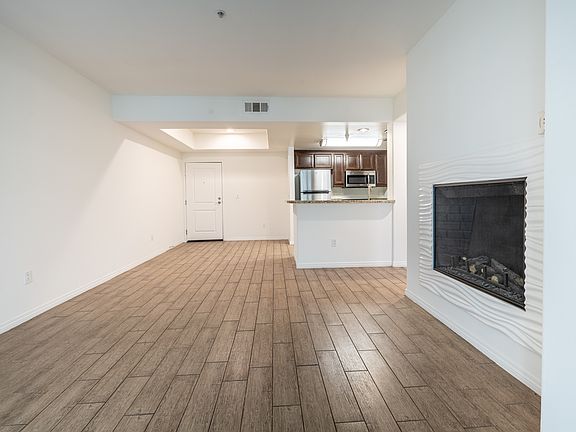 3rd image of 11943 Kling St #104