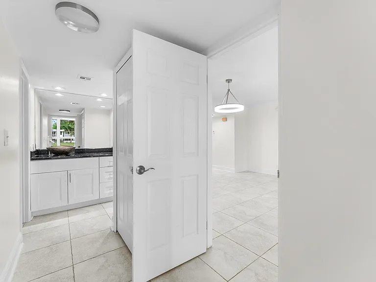 4240 Oaks Ter #103 — Photo 21