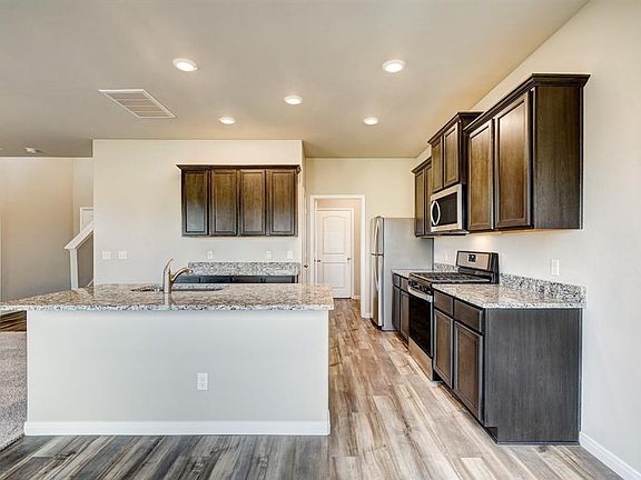 5th image of 816 Saint James Pl