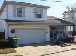 1005 Singer Ave, Lemont, IL 60439