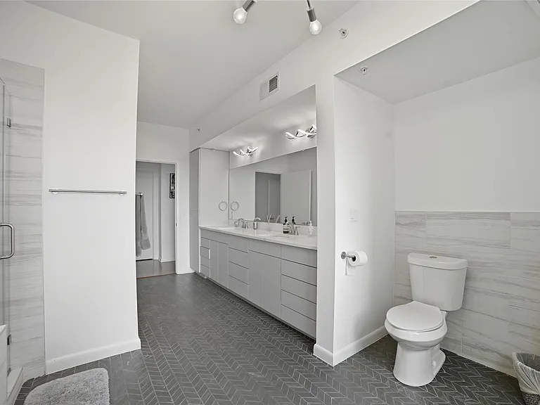 54 Rainey St #1018 — Photo 17
