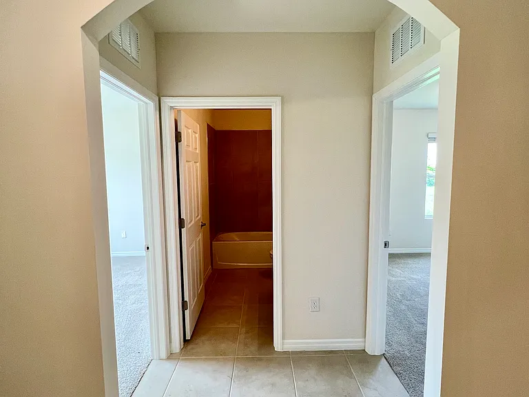 2518 NE 6th Pl — Photo 30