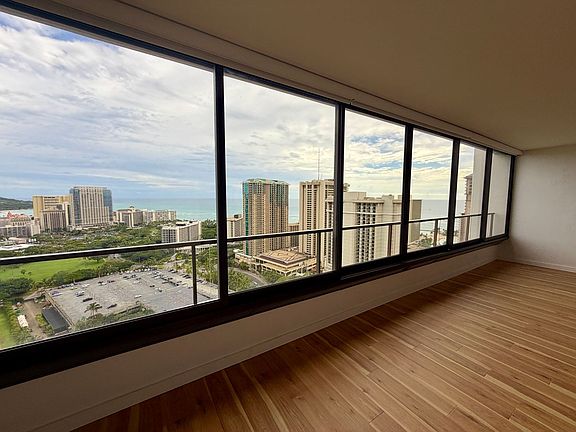3rd image of 1910 Ala Moana Blvd APT 35C